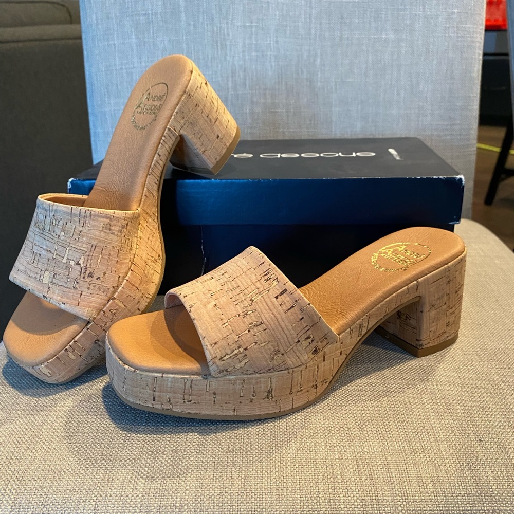 NWT Andre Assous Tan Cork Block Heel Sandals